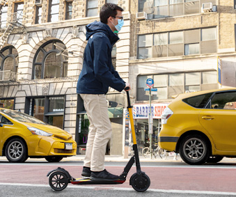 In città, su strade, piste ciclabili e marciapiedi